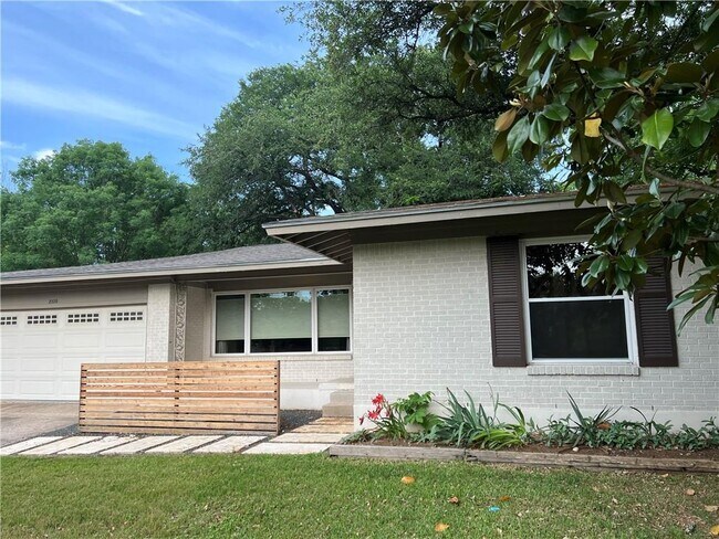 Building Photo - 2320 Westrock Dr