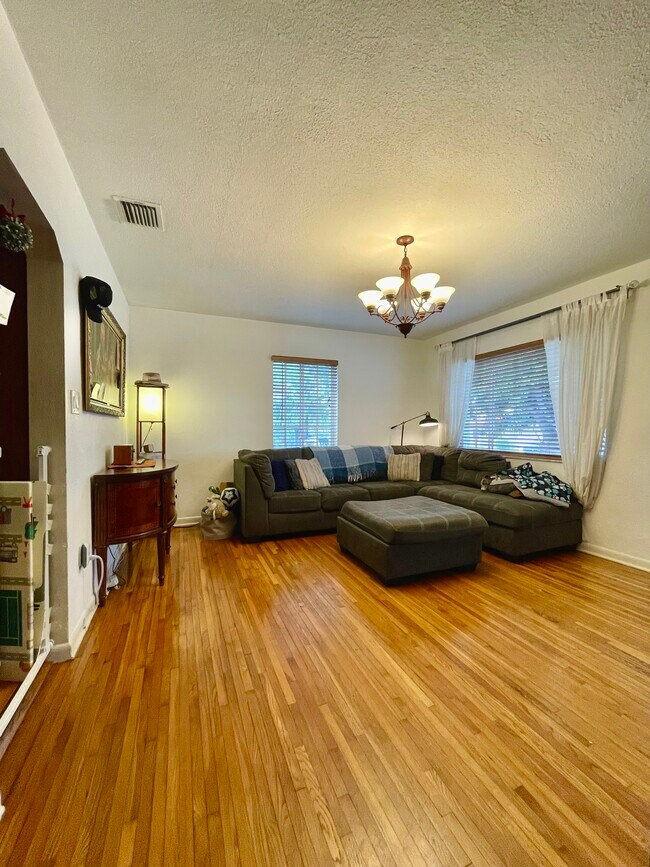 SALA DE ESTAR - 5840 SW 5th St