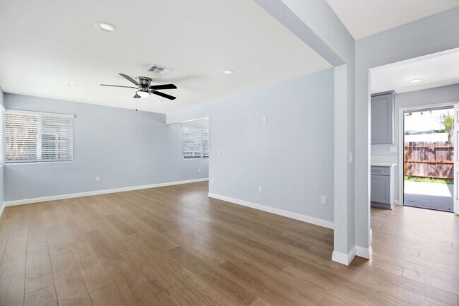 Foto del edificio - FULLY RENOVATED 2 Bedroom/ 2 bathroom cond...