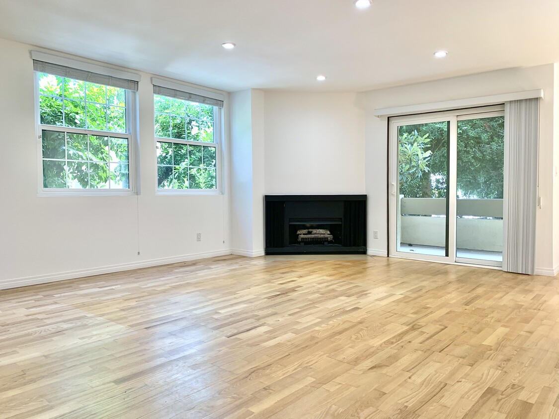 Living to Balcony - 750 N Kings Rd
