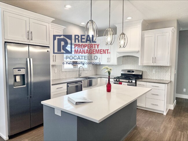 Foto del edificio - Beautiful Brand New 6 bedroom 3.5 bahtroom...