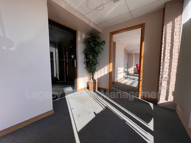Foto del edificio - 485 W Broad St