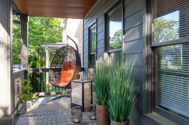 Foto del edificio - Beautifully Updated Two-Story 3/2.5 w/ Huge Fully Fenced Backyard!