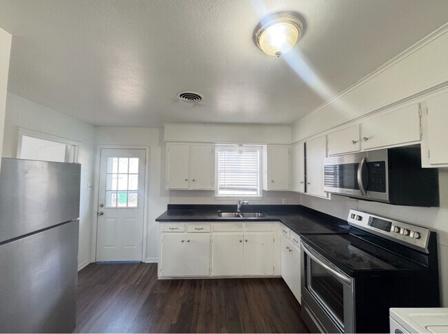 Building Photo - 405 Botts St