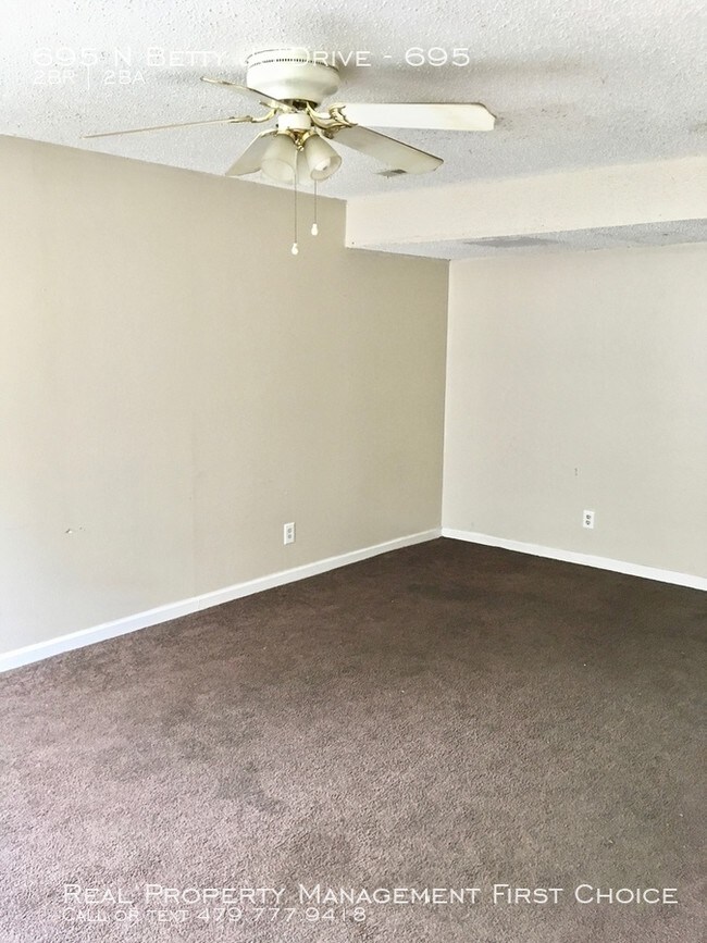 Building Photo - 695 N Betty Jo Dr