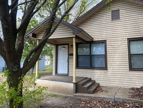 Building Photo - 809-811-811 E Cherry St