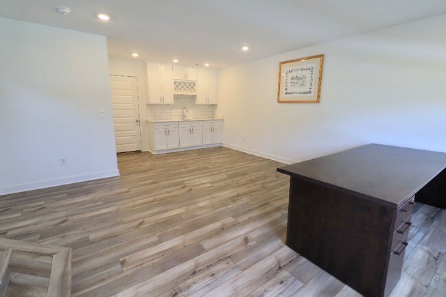 Building Photo - 9316 Benton Dr