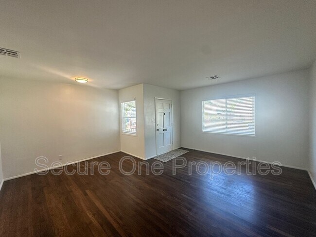 Building Photo - 5904 Jamieson Ave