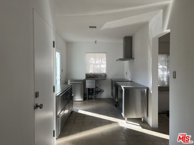 Foto del edificio - 17601 Cohasset St