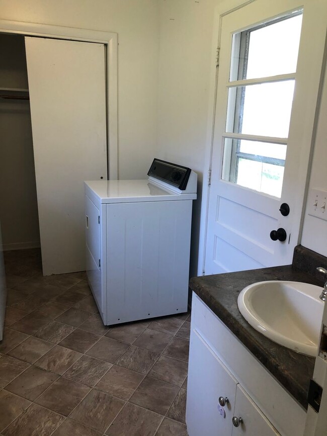 Building Photo - 3 Bedroom Home in Murray