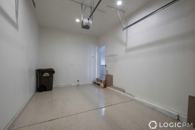 Building Photo - Beautiful Townhome in Great Location!