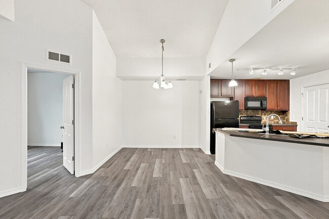 Building Photo - 804 Summer Hawk Dr