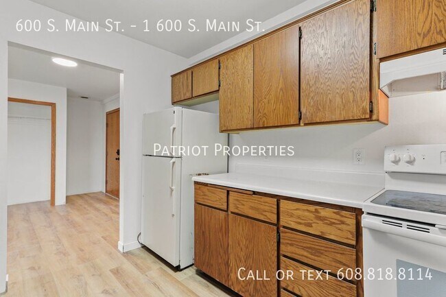 Foto del edificio - 3 bedroom/ 1 bath in Deerfield, WI