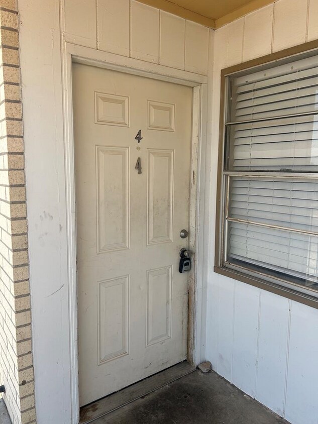 Primary Photo - 1517 Century Ave