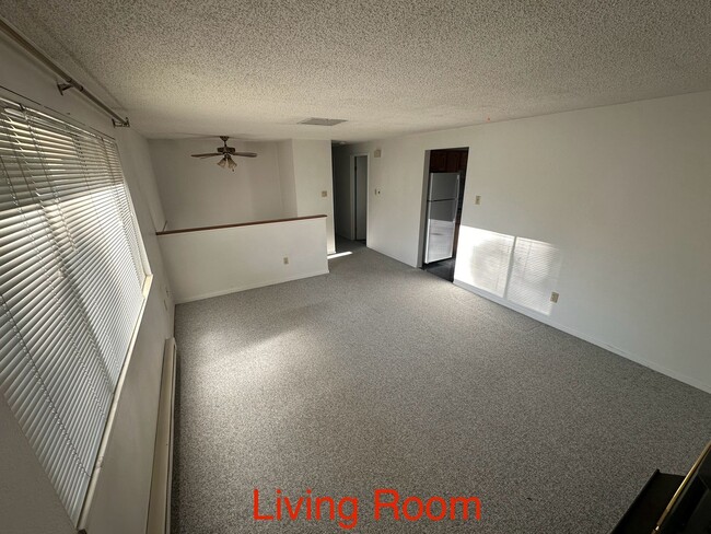 Building Photo - 4 bedroom 2 bath home prime location