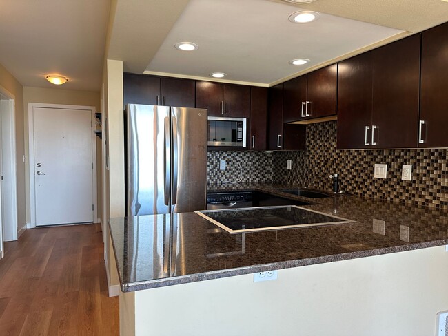 Building Photo - Spacious 2 Bedroom Condo with Spectacular ...