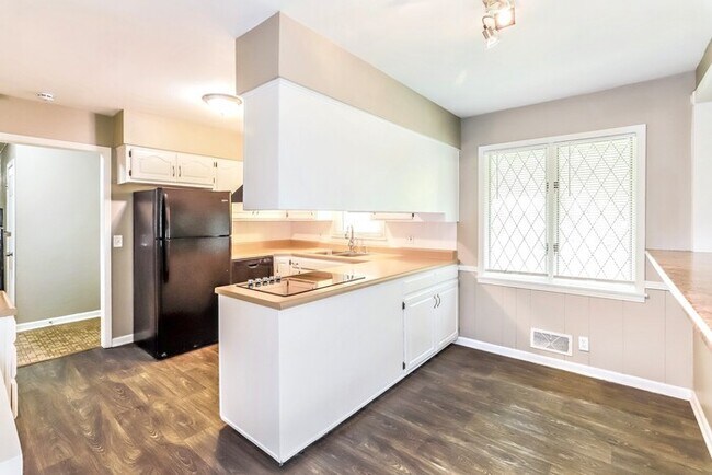 Foto del edificio - Spacious 3 bedroom 2 bathroom Ranch with F...