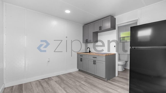 Building Photo - Unit B