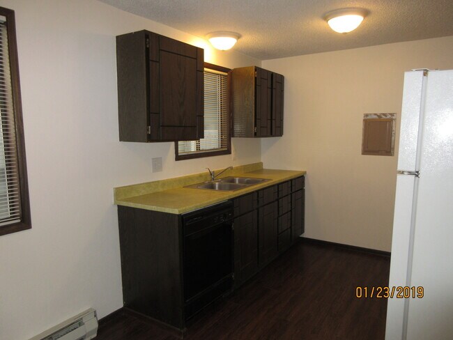 kitchen sink, window, dishwasher - 8910 E Broadway Ave