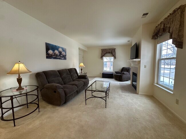 Sala de estar de concepto abierto - 1075 Alameda Blvd