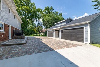 Building Photo - 222 S Grandview Ave