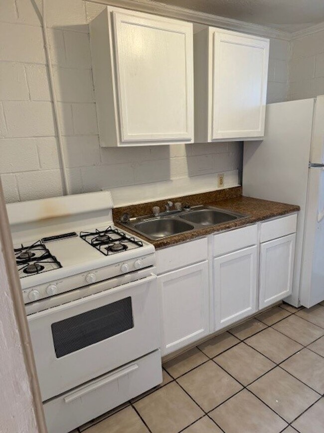 Building Photo - Affordable, Spacious, Newly Renovated 2 BR...