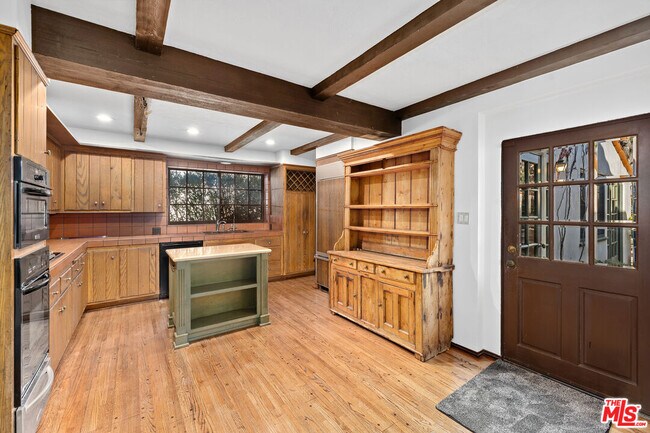 Foto del edificio - 200 S Anita Ave