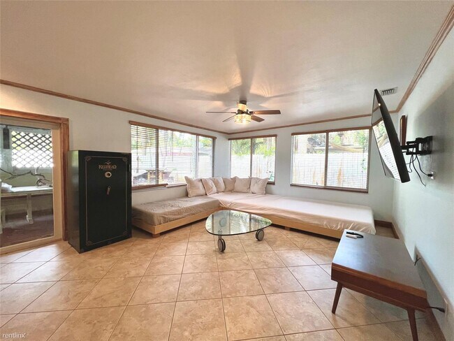 Building Photo - 3 br, 2 bath House - 1320 SW 18th Ave