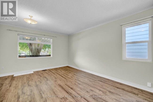 Building Photo - 4 Willingdon Ave