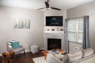Building Photo - 107 Valor Dr