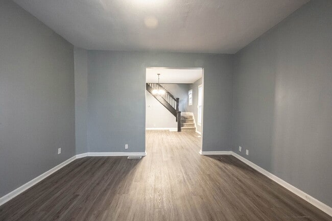 Building Photo - 642 N Parker Ave