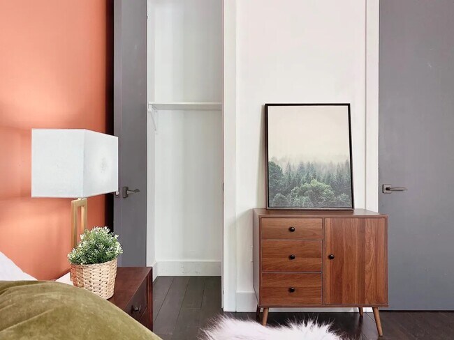 Foto del edificio - Furnished room/NOT APARTMENT