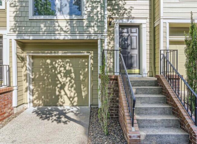 Entrada principal con garaje para un coche. - 2871 NW Kennedy Ct