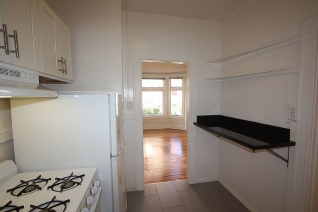 Building Photo - Bright and Spacious Studio in Lower Nob Hill