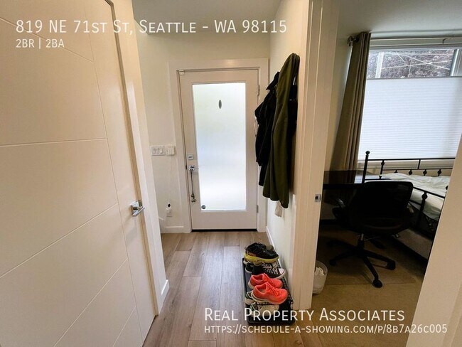 Foto del edificio - Newer Modern End Unit Townhome - Roof Top ...