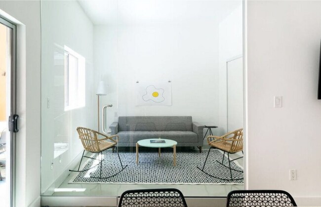 Puede ser dormitorio u oficina - 2216 Main St