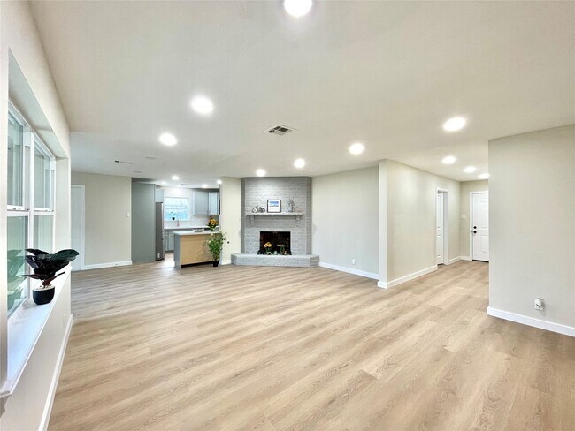 Foto del edificio - 7723 Clarewood Dr
