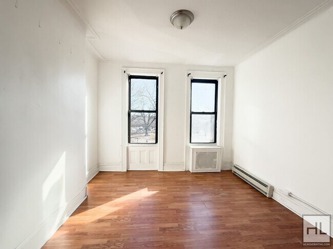 Foto del edificio - STARR STREET / Spacious Bushwick 2-Bed 1-Bath / Amazing Location