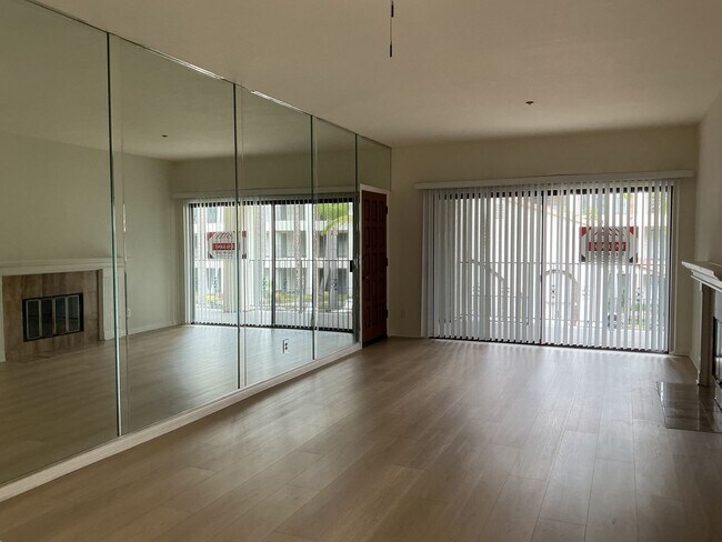 Foto del edificio - 11630 Warner Ave