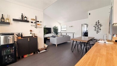 Building Photo - 10231 Fontainebleau Blvd