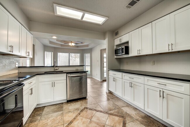 Building Photo - 6504 Parkview Dr