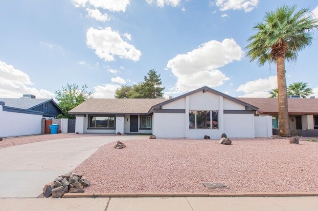 Building Photo - 2607 E Larkspur Dr