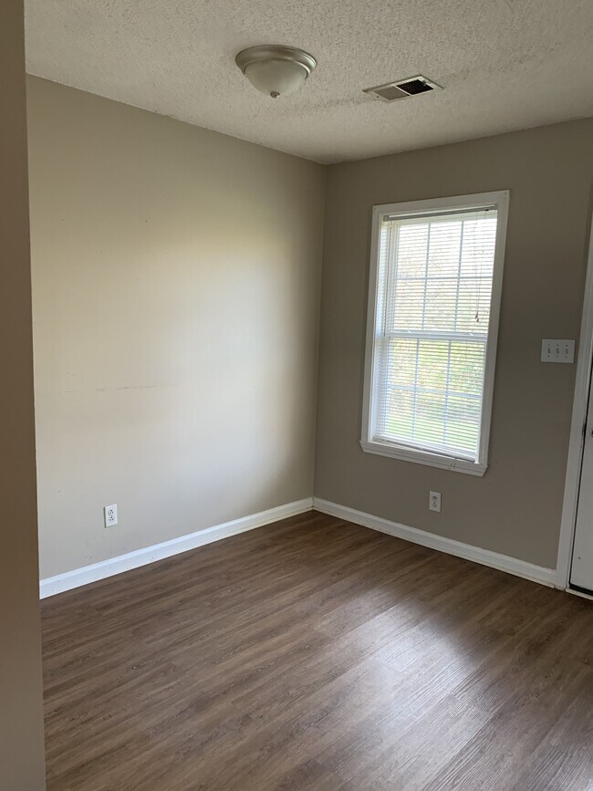 Foto del edificio - 1004 Caroline Dr