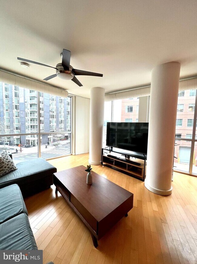 Foto del edificio - 1025 First St SE