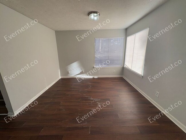 Foto del edificio - 8588 Creekwood Way