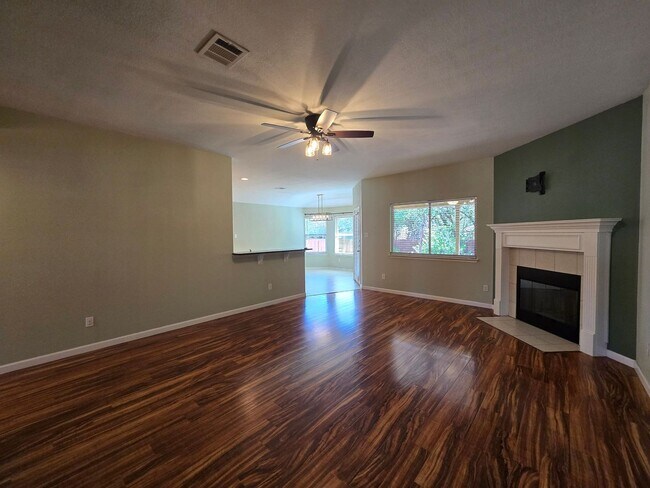 Foto del edificio - AVAILABLE NOW!