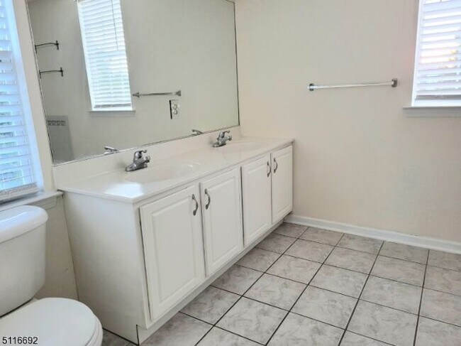 Building Photo - 39 Lakeview Dr