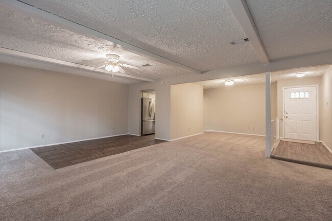 Foto del edificio - 6015 Knotty Post Ln