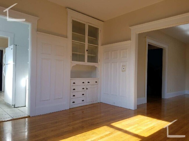 Foto del edificio - Beautiful Four Bed Seconds From The Green ...