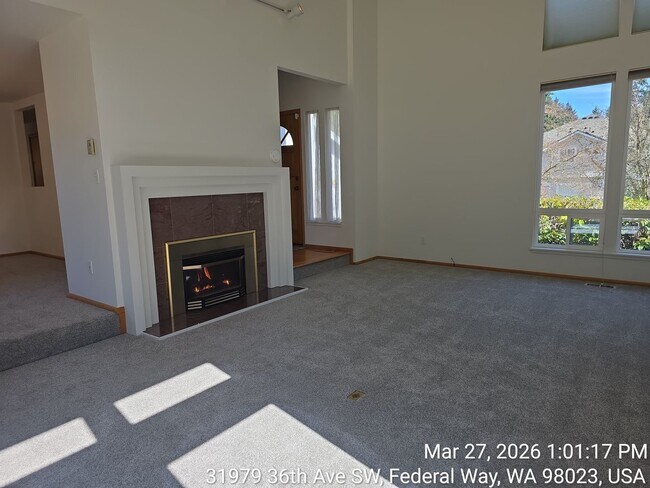 Foto del edificio - Twin Lakes life on a golf course - 4 bedroom 2.5 bathroom with 2 car garage - Move in now!